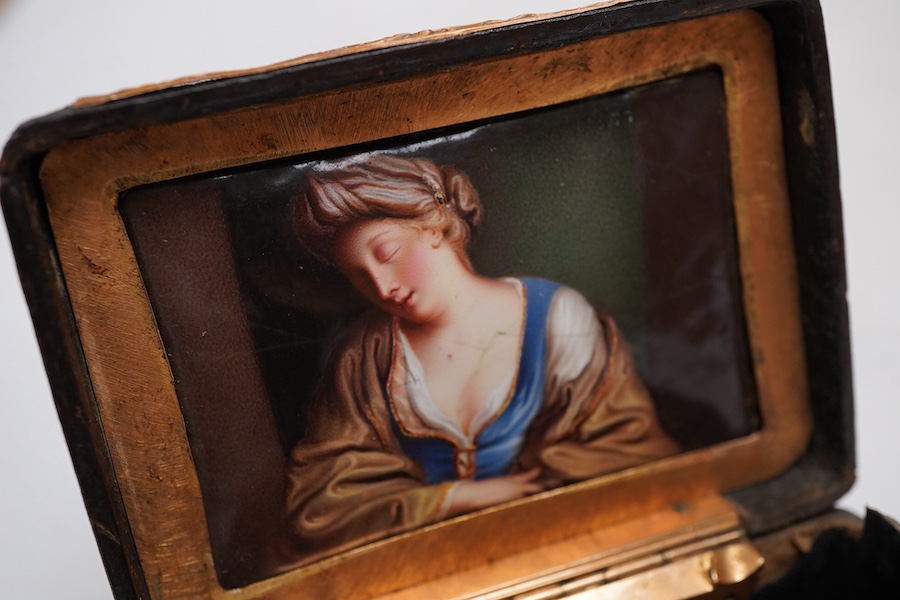 An 18th / early 19th century trinket box with inner porcelain figural painted cover, 8cm wide